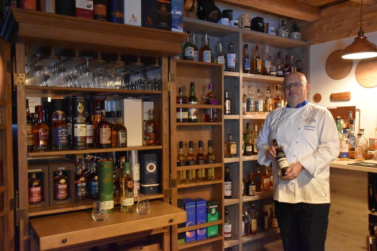 Rhoenblick Landhotel - Restaurant - Countrypub Petersberg  ภายนอก รูปภาพ