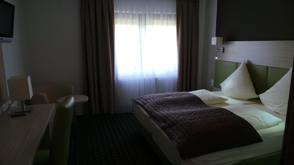 Rhoenblick Landhotel - Restaurant - Countrypub Petersberg  ห้อง รูปภาพ